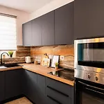 Seashore - Stunning Right By the sea Apartment
