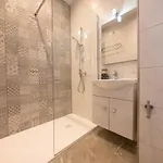 Seashore - Stunning Right By the sea Apartment St. Paul's Bay